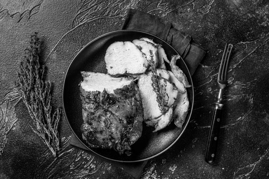 photo noir et blanc avec une poele contenant de la viande de qualité