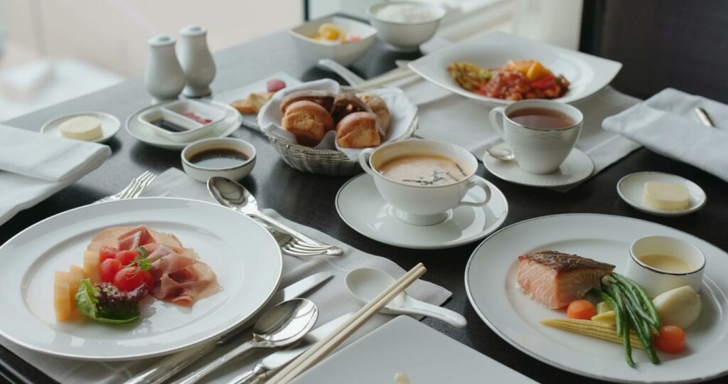 table de restaurant avec plusieurs plats gastronomiques
