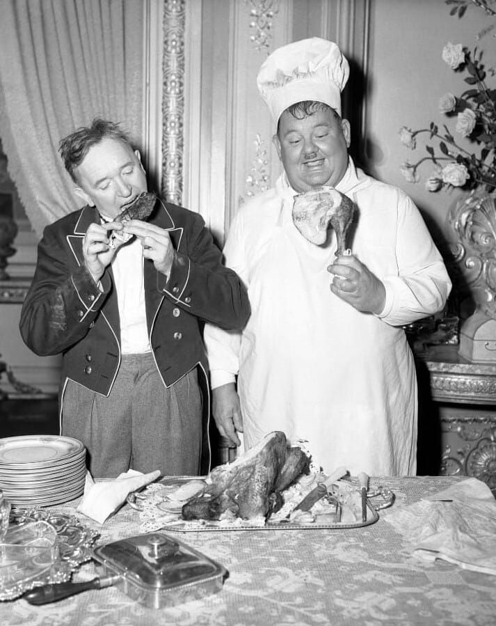 un homme et chef étoilé déguste un plat